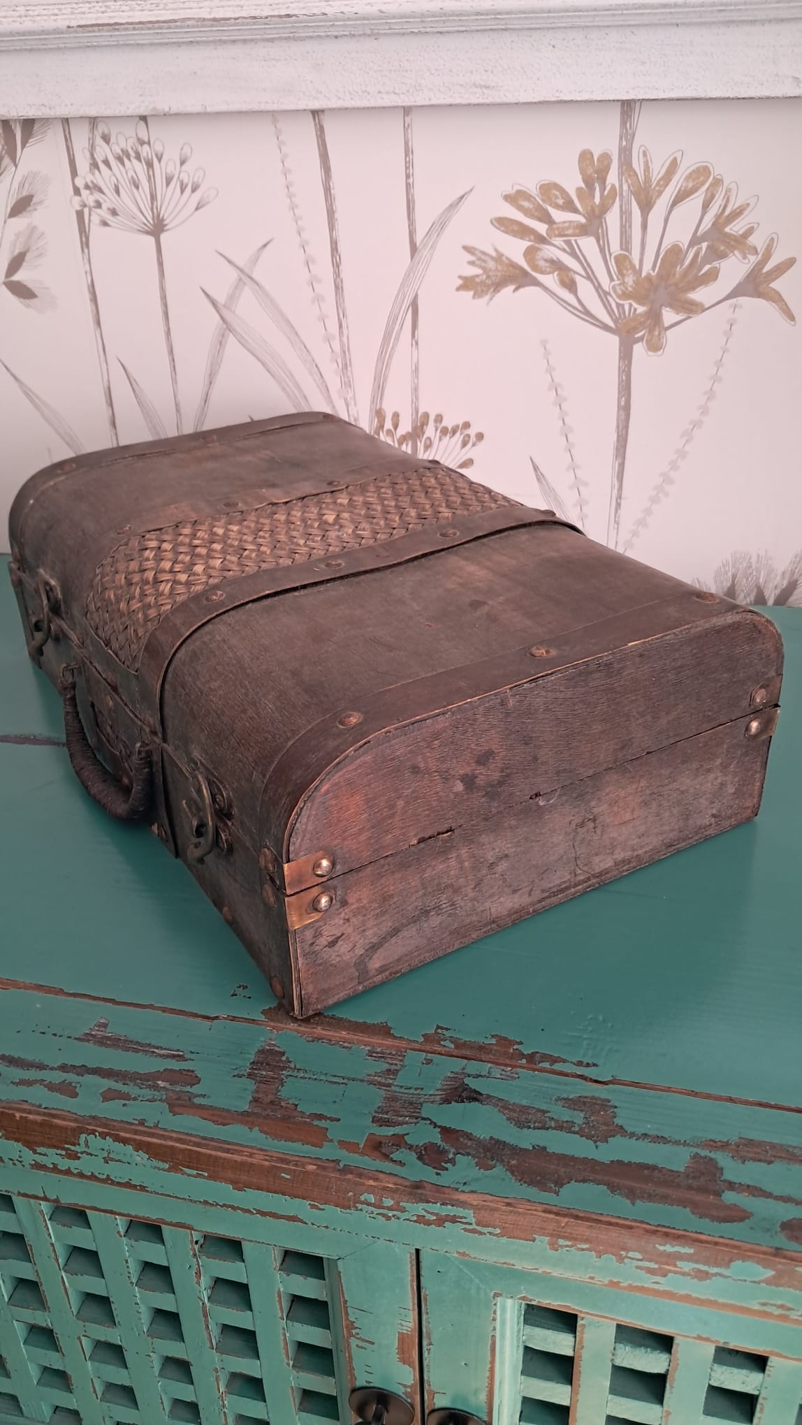 Caja antigua de madera y mimbre — tamaño mediano