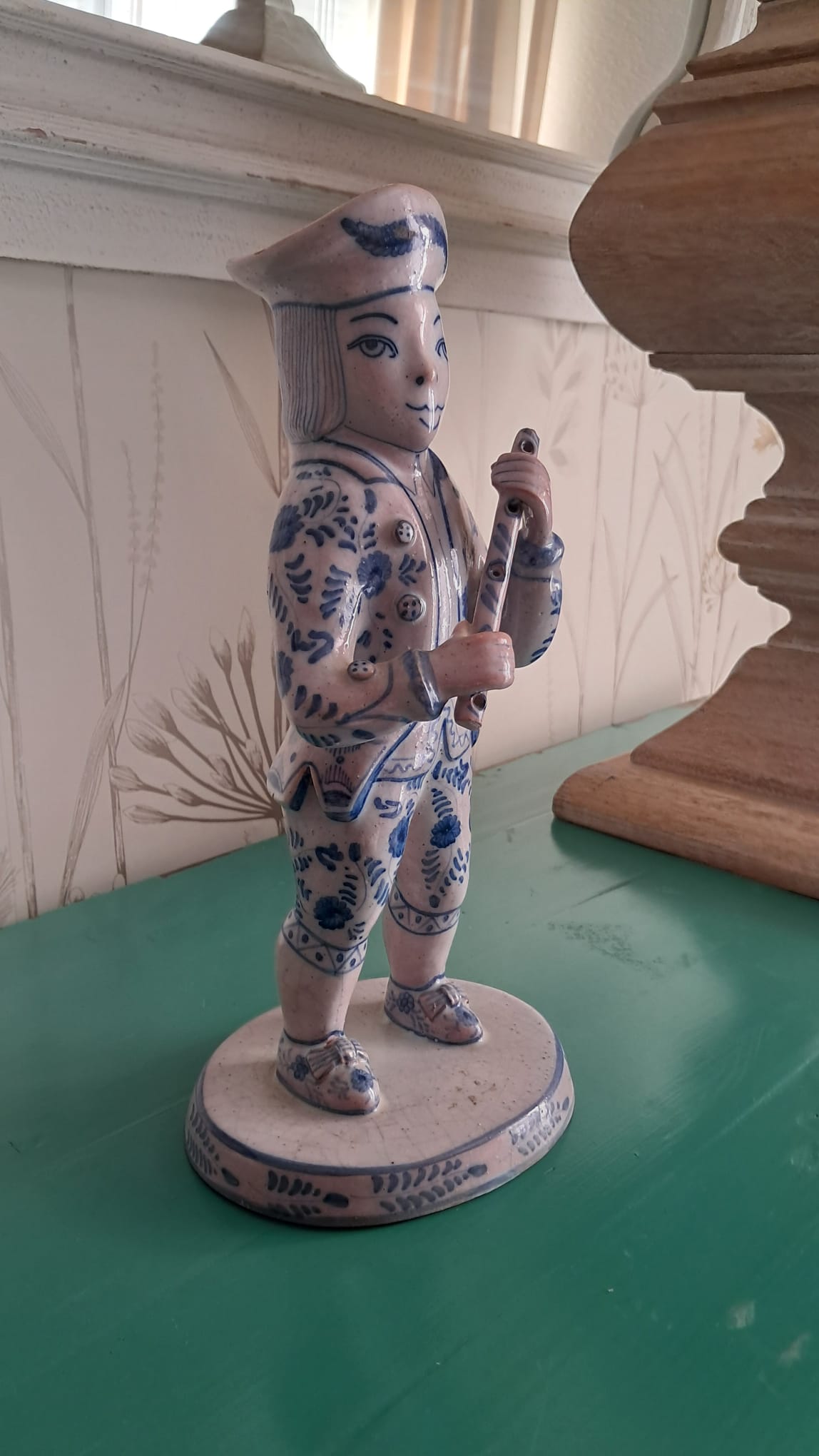 Figura de cerámica azul y blanco — flautista, tamaño mediano