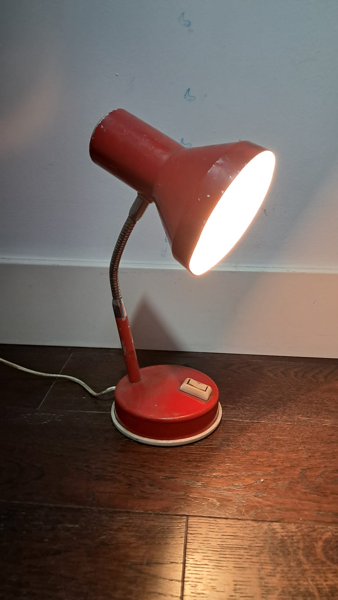 Lámpara flexo vintage roja
