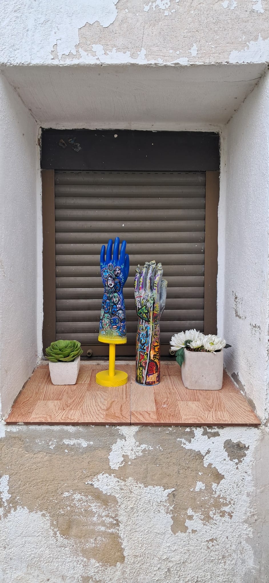 Guantes de arte — en hornacina arquitectónica