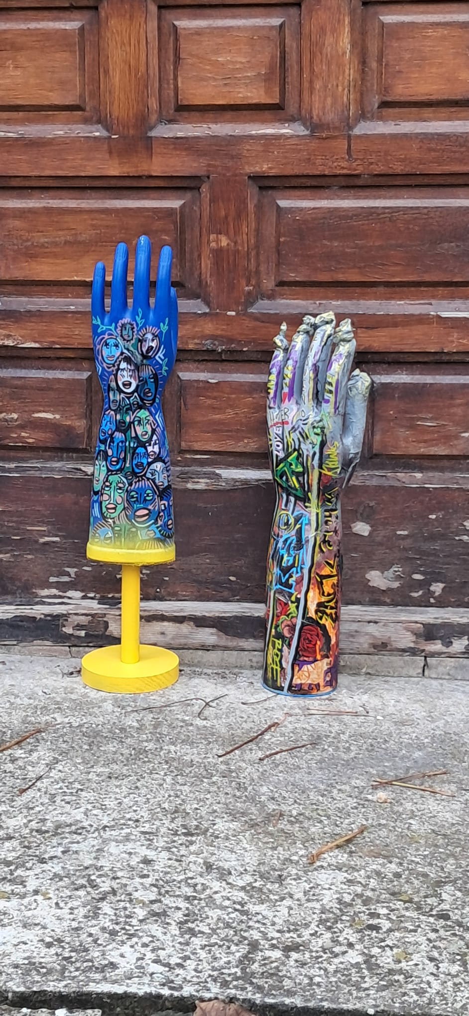 Guantes de arte — sobre puerta de madera envejecida