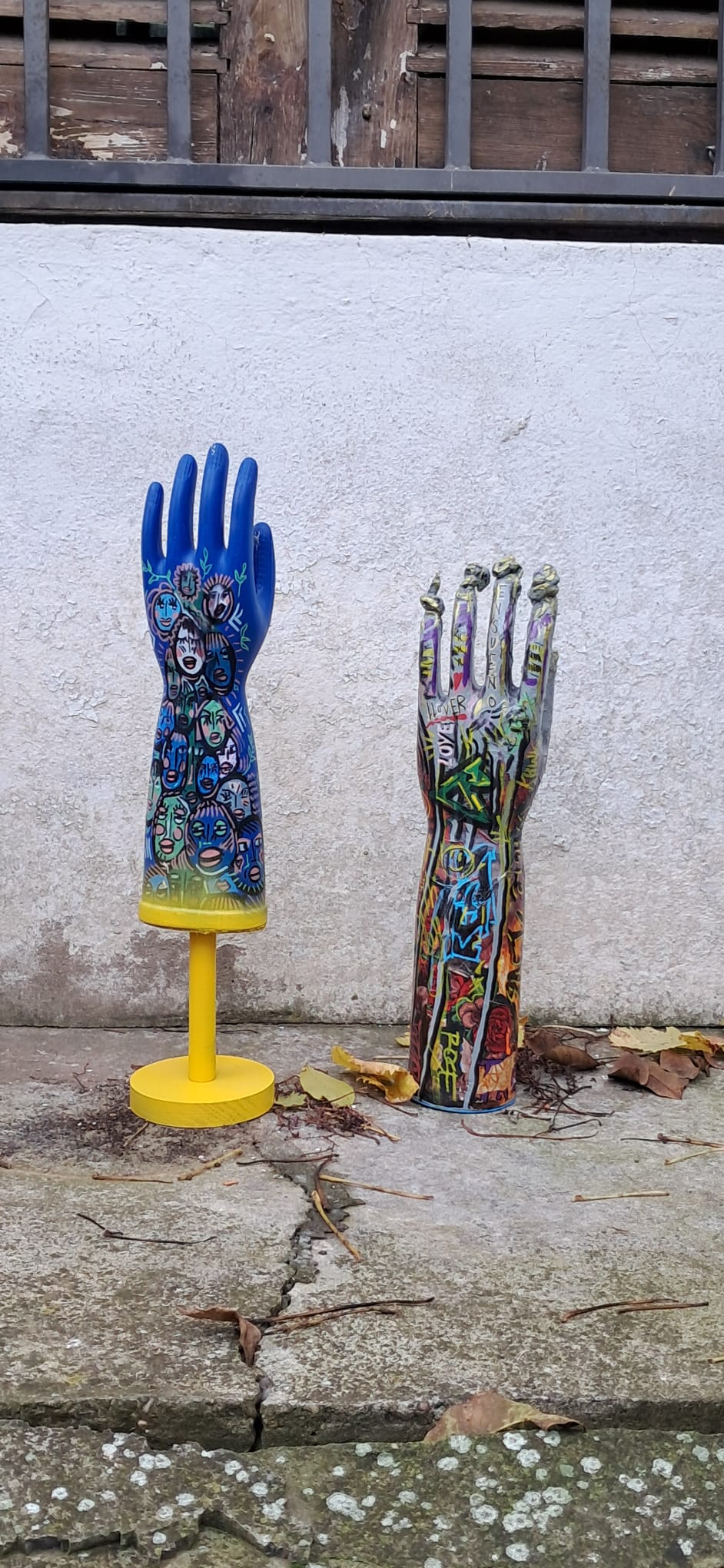 Guantes de arte — vista frontal sobre suelo