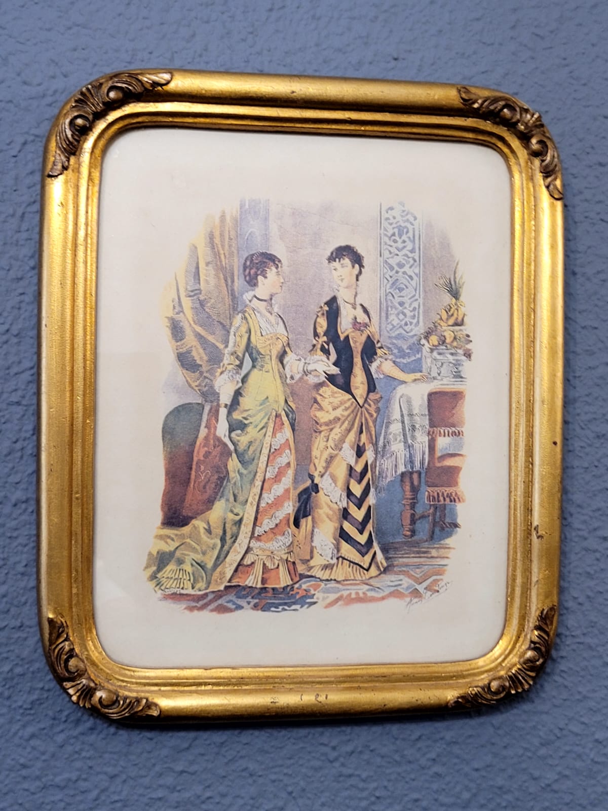 Detalle del marco dorado — escena de salón