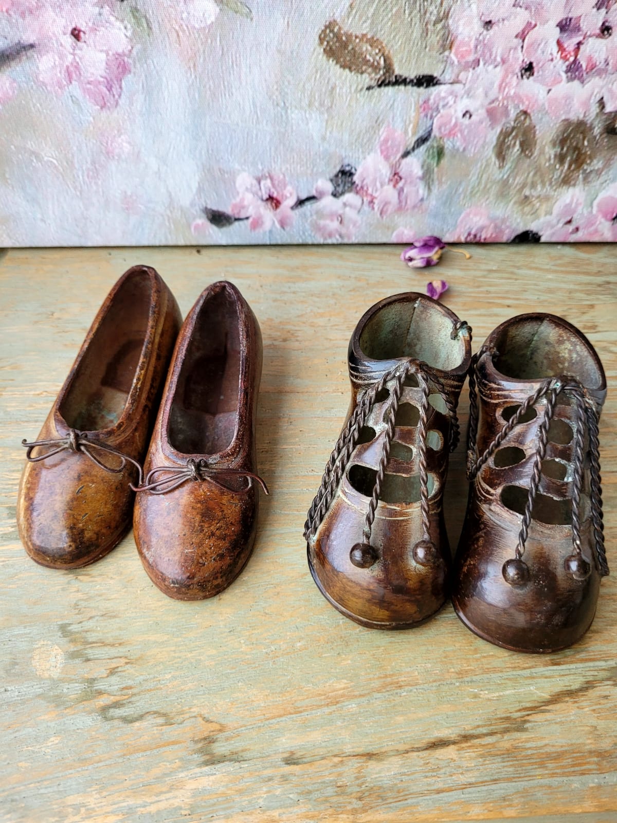 Dos parejas de zapatos antiguos de bronce